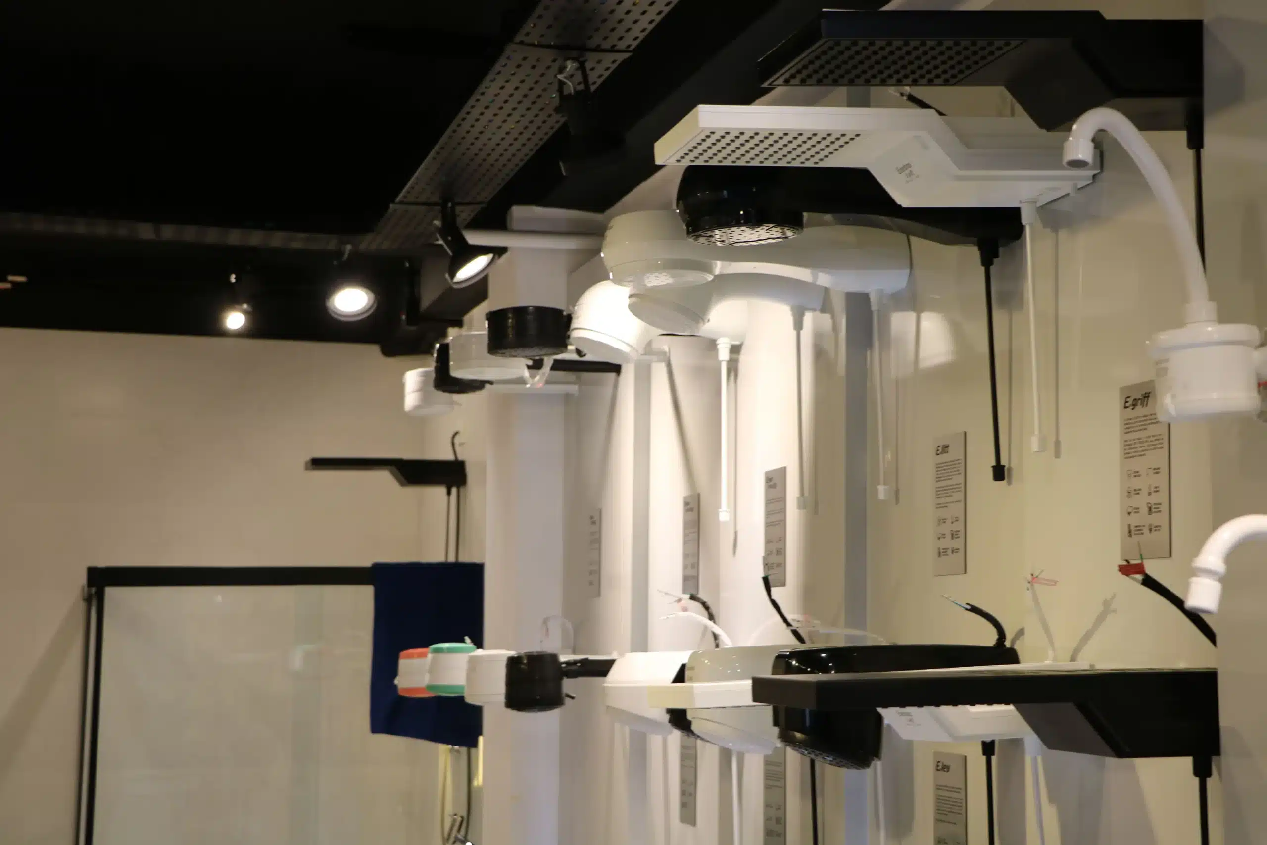 chuveiros enerbras em exposição